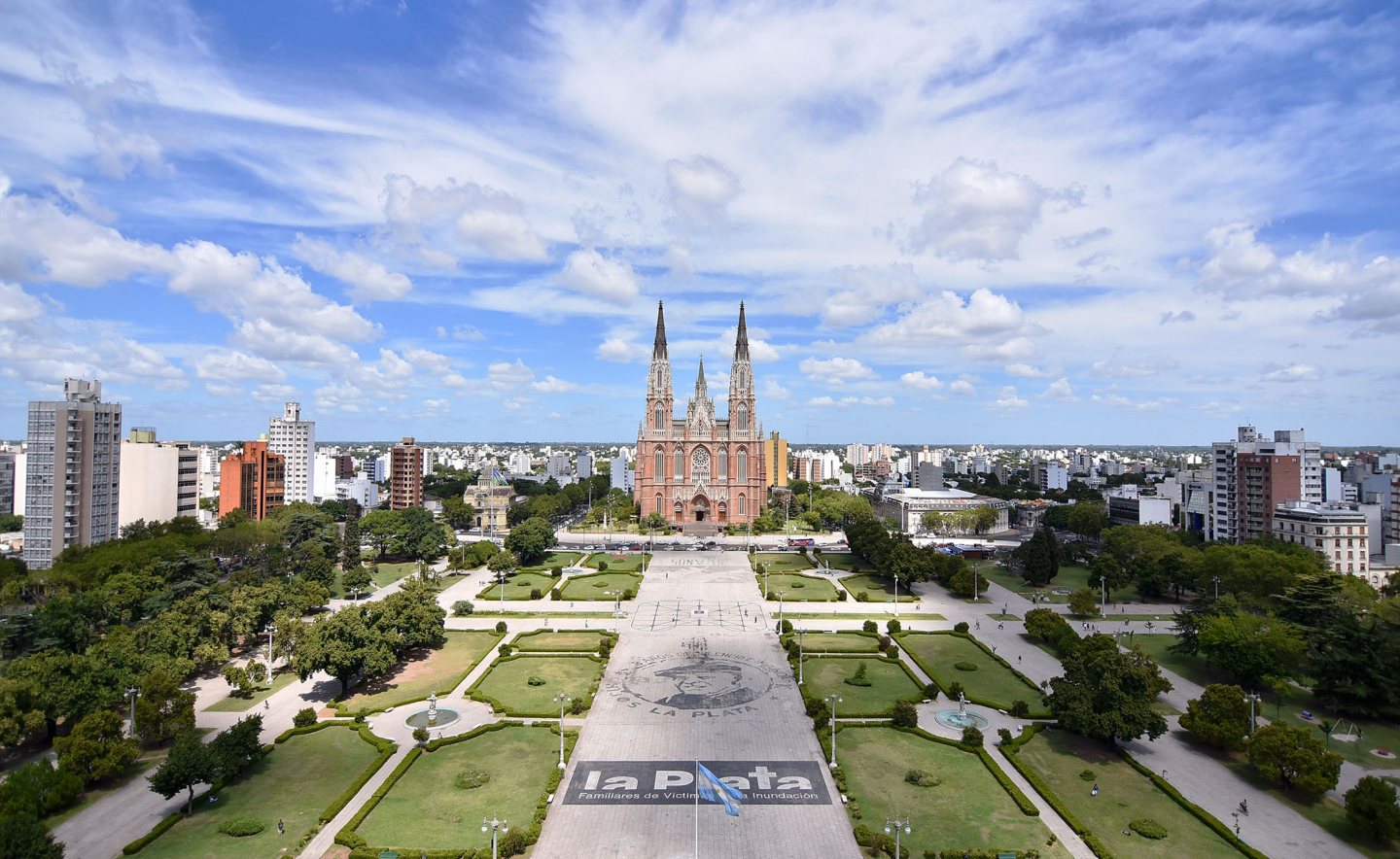 Vista aérea de la Plaza Moreno con la Catedral de La Plata de fondo