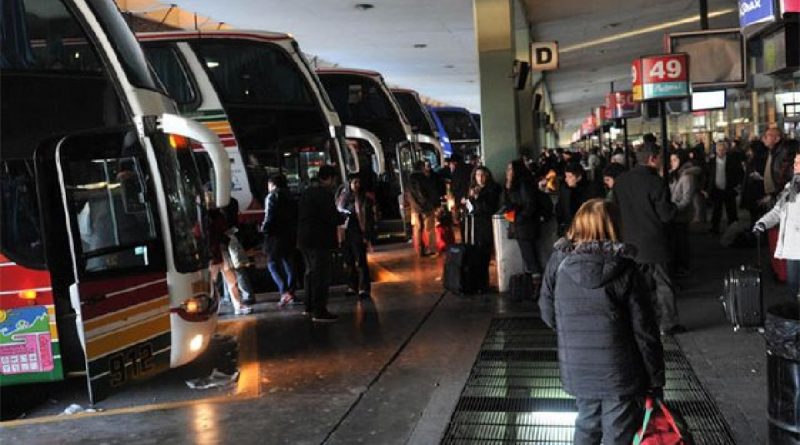 Autobuses estacionados en la Terminal de Omnibus de Retiro, en Buenos Aires