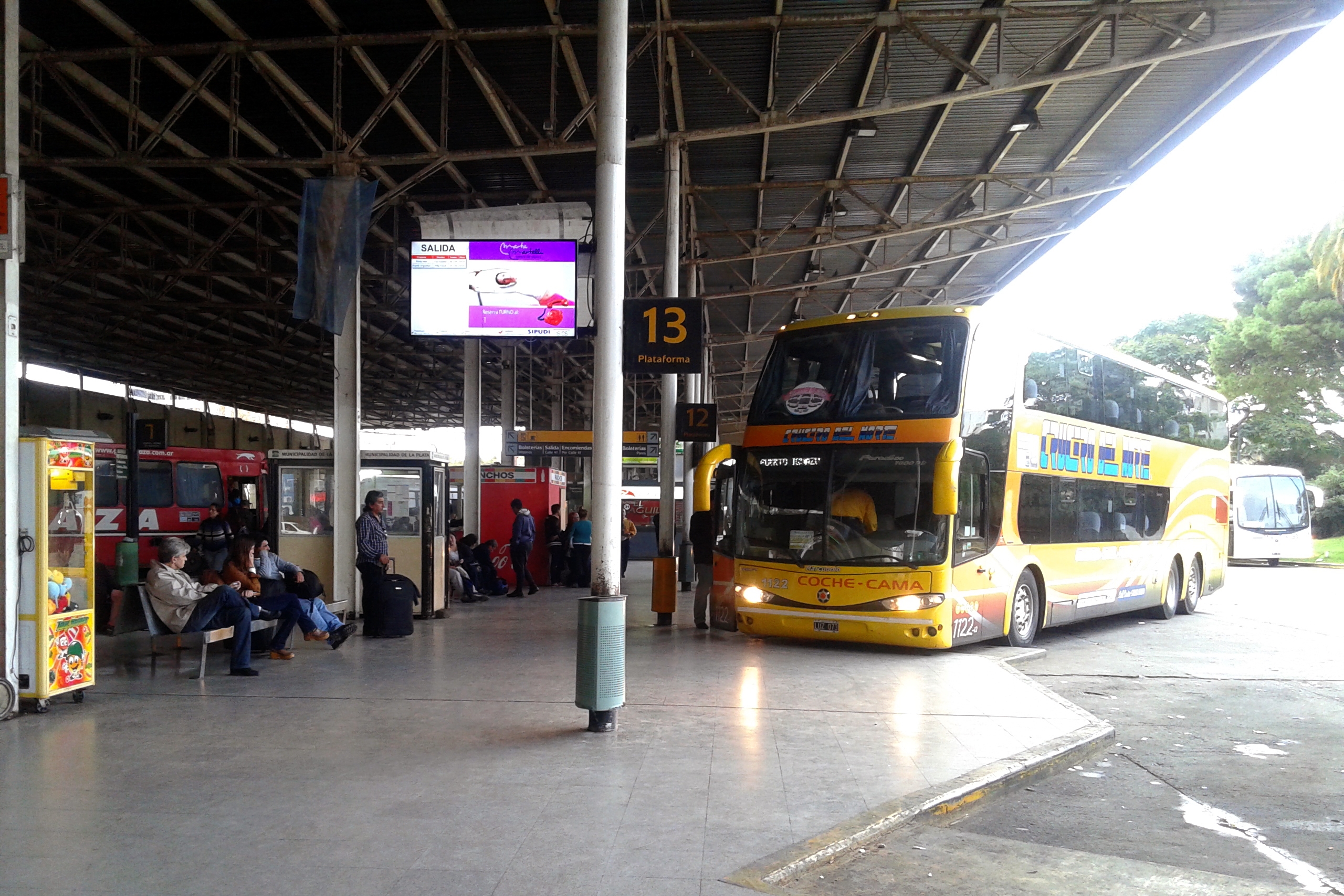Autobús detenido en una terminal de pasajeros.